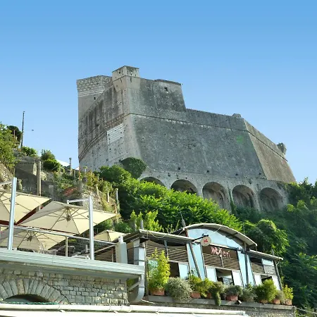 House With Dreamy Position Above The Village With Views Of Sea And Nature San Terenzo